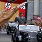 El actor Grzegorz Wolf caracterizado como Hitler para una serie de televisión