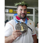 Manolo Martínez, en el 2004, a su llegada al aeropuerto de León con la medalla que le acreditaba como cuarto clasificado en la final de lanzamiento de peso en los JJ.OO. de Atenas.
