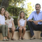 Los reyes, Leonor y Sofía, en su posado en Marivent.