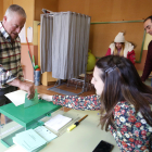 Elecciones locales parciales en la provincia de León. En la imagen, votación a los pedáneos de Secarejo en el colegio de Cimanes del Tejar