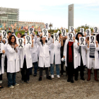 Trabajadores del CIPF de Valencia protestan ante la sede por los 114 despidos.