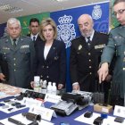 Salgueiro, en en centro, junto a representantes de los Cuerpos y Fuerzas de Seguridad. NACHO GALLEGO