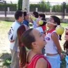 Varias jóvenes participan en uno de los juegos organizados en los talleres
