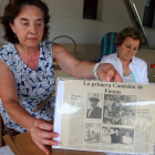 La nieta de Morete, María Ángeles, y Tina Calleja con un viejo recorte de prensa.