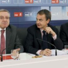 Zapatero mira a Blanco en presencia de Manuel Chaves, antes de la reunión de la Ejecutiva Federal.
