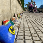 El sendero alegórico de piedras pintadas por los niños de Villaobispo ya ocupa un centenar de metros. RAMIRO