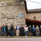 Concentración a las puertas de la iglesia de los vecinos que exigen la expulsión del cura. ICAL