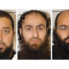De izquierda a derecha: Ashik Ali, Irfan Jalid e Irfan Naseer, el líder del grupo islamista.