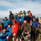 Los participantes, en el pico donde colocaron el belén.
