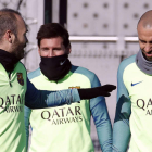 Iniesta, Messi y Mascherano durante el entrenamiento de ayer del Barcelona. ALBERTO ESTÉVEZ