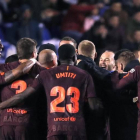 Los jugadores del Barcelona celebran el triunfo frente al Depor y la consecución de La Liga.