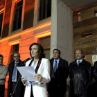 La presidenta de las Cortes, Josefa García Cirac, lee el manifiesto a las puertas de la Consejería de Sanidad.