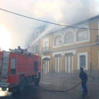 Los voluntarios de La Bañeza atacan el fuego en la cubierta de una vivienda, en una foto de archivo