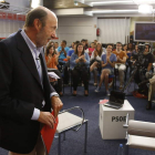 Rubalcaba, en un momento de su encuentro con varios jóvenes en la sede de Ferraz.