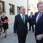 Alfonso Arias saluda al consejero de Fomento, Antonio Silván, ayer en Ponferrada