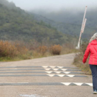 Arranque de la carretera que une Congosto con Santa Marina del Sil, cerrada al tráfico por el riesgo de desprendimientos. L. DE LA MATA