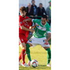 Javi Navas intenta deshacerse del jugador del equipo maragato Roberto Puente.