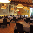 El restaurante cuenta con una agradable terraza y con dos comedores interiores, además de un salón privado y una parte de bar con mesas y barra. Las reservas pueden formalizarse en el teléfono 987 350 350.