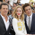 Josh Brolin, Emily Blunt y Benicio del Toro posan para los fotógrafos durante la presentación de la película ‘Sicario’.