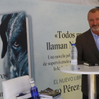 Arturo Pérez Reverte presentando su última obra en la Feria del Libro