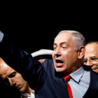 El primer ministro israelí,  Binyamin Netanyahu, con su esposa Sara durante un acto electoral en Tel Aviv.