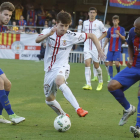 Toni Villa, en el centro, frente a dos jugadores del Barcelona B en la eliminatoria que significó el ascenso de la Cultural. MARCIANO PÉREZ