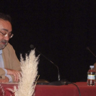 Miguel Ángel Chaves y José Manuel Navia, ayer durante la conferencia. ACACIO