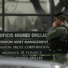 Un policía espera en la puerta de la sede de Mossack Fonseca en Ciudad de Panamá, este martes.