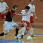 Julito, izquierda, y Marcos pugnan por hacerse con la posesión del balón