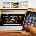 Un usuario consulta sus aplicaciones de redes sociales, en el móvil y en la tablet.