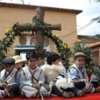 Los pequeños vestidos de pastores acompañaron a la Virgen en el cortejo.