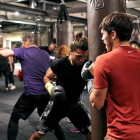 Un grupo de personas haciendo boxeo.