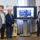 Lamela, Blanco y Majo, junto a una pantalla que muestra la página web de la DO. FERNANDO OTERO