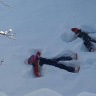 Dos niños juegan con la nieve en Redilluera. DL