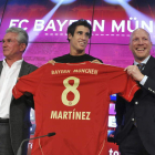Javi Martínez junto a Heynckes, izquierda, y Matthias Sammer.