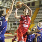 Labarca intenta lanzar ante la defensa de Diéguez y Ferguson. SECUNDINO PÉREZ
