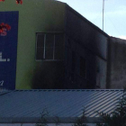 El humo que salía por las ventanas tiñó la fachada del edificio (izquierda), aunque alertó al conductor de la cuba (derecha).