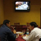 Dos personas comen en una zona habilitada para fumadores de un restaurante leonés.