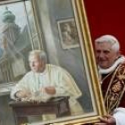 El Papa sostiene un retrato de Juan Pablo II