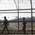 Soldados surcoreanos patrullan en la frontera con la zona desmilitarizada.