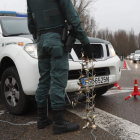 Un agente de la Usecic porta material disuasorio para un control de carreteras. JESÚS F. SALVADORES