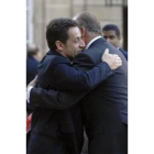El Rey Juan Carlos y Nicolas Sarkozy se despiden con un abrazo