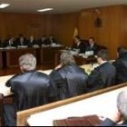 Un numeroso grupo de abogados en los juzgados ponferradinos durante la celebración del caso del gas