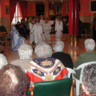 Ancianos en una residencia durante una representación teatral navideña