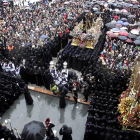 Las intensas lluvias no impiden la salida de la Procesión de los Pasos en León.
