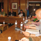 A la derecha Manuel Ángel Rey en un debate plenario con Otero.