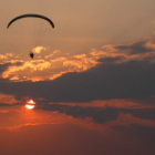 Víctor Rodríguez, más conocido como Moncho, disfruta al atardecer de un vuelo en paramotor, modalidad en la que compite a nivel profesional.