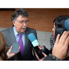 José Ángel Álvarez, el letrado de uno de los investigados, realiza declaraciones a los medios. SANTAMARÍA