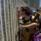 Decenas de personas se citan en el muro con México para compartir versos y bailes tradicionales DAVID MAUNG