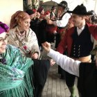 Trajes típicos y bailes se tuvieron que resguardar de la lluvia en la boda tradicional. DL